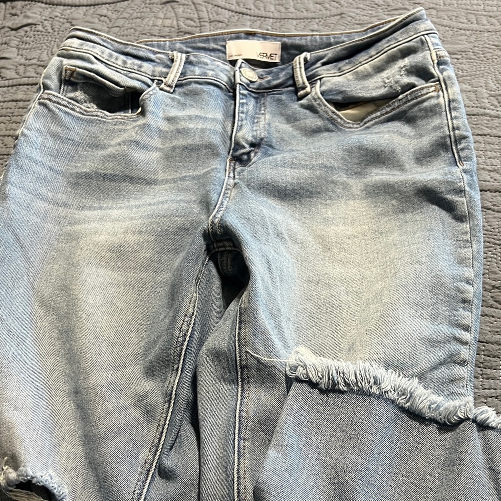 Light Blue Straight-Leg Women’s Jeans with Distressed Hem